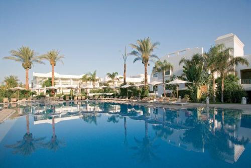 2 фото отеля Novotel Beach 5* 