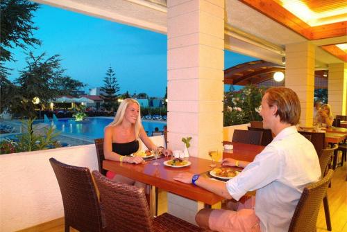 8 фото отеля Kyknos Beach Hotel & Bungalows 4* 