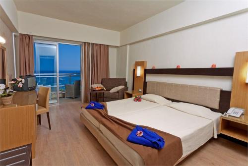 16 фото отеля Pegasos Beach 4* 