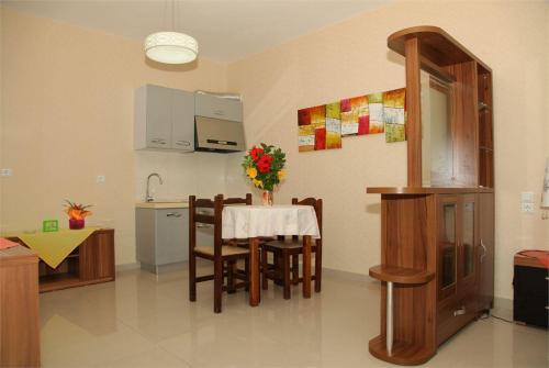 15 фото отеля Tsalos Beach Apartments апарт 