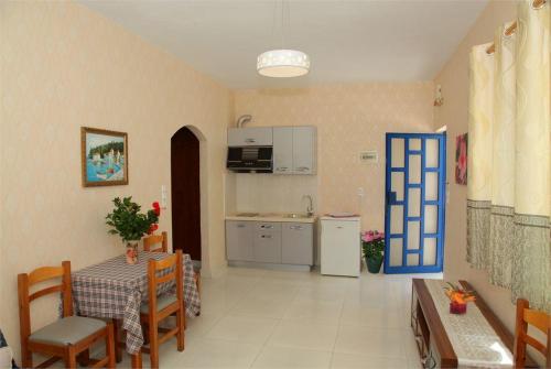 23 фото отеля Tsalos Beach Apartments апарт 