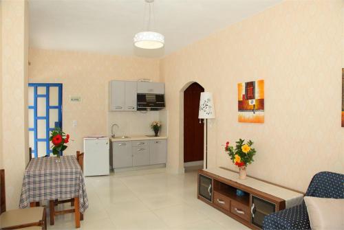 27 фото отеля Tsalos Beach Apartments апарт 