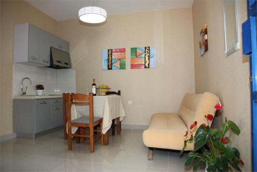 33 фото отеля Tsalos Beach Apartments апарт 