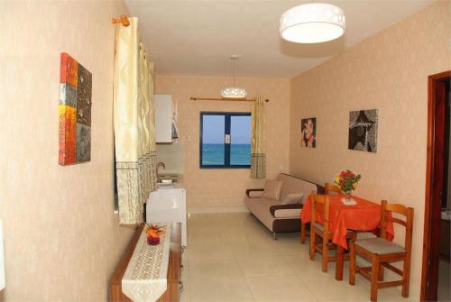 40 фото отеля Tsalos Beach Apartments апарт 