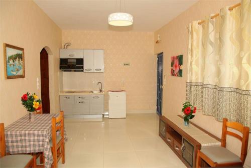 50 фото отеля Tsalos Beach Apartments апарт 