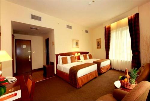 3 фото отеля Howard Johnson Hotel Bur Dubai 3* 