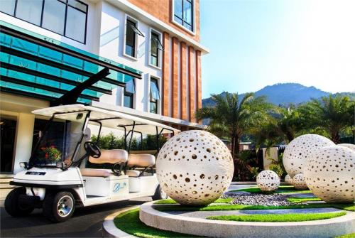 8 фото отеля The Beach Heights Resort 4* 