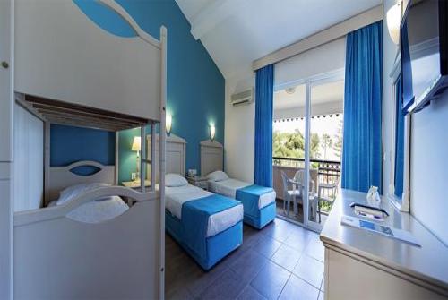 19 фото отеля Club Turtas Beach Hotel 4* 