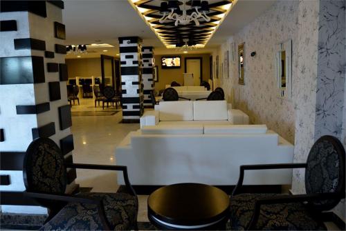 18 фото отеля Holiday City Hotel 4* 